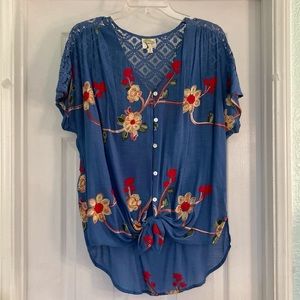 L Fig and Flower Blouse, gorgeous in excellent condition. Welcome spring! 🌼